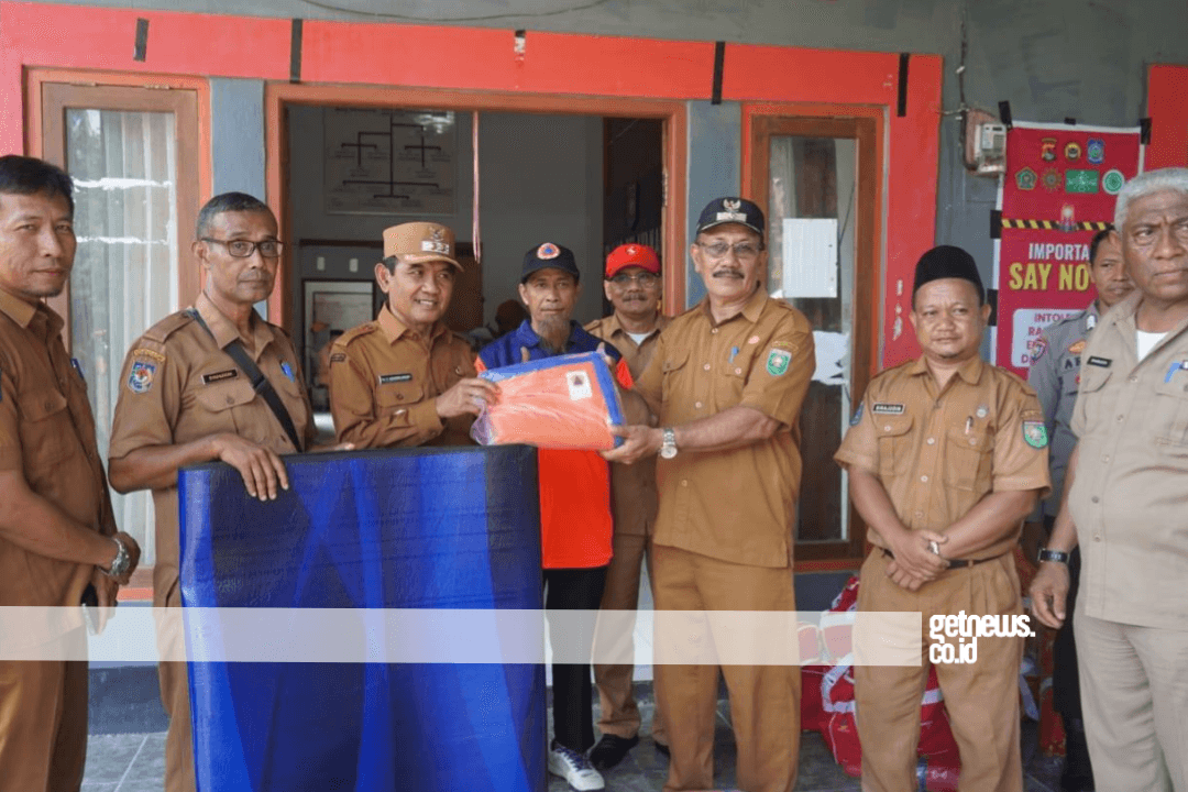Wakil Bupati Sumbawa Salurkan Bantuan untuk Korban Bencana di Lempeh dan Berora