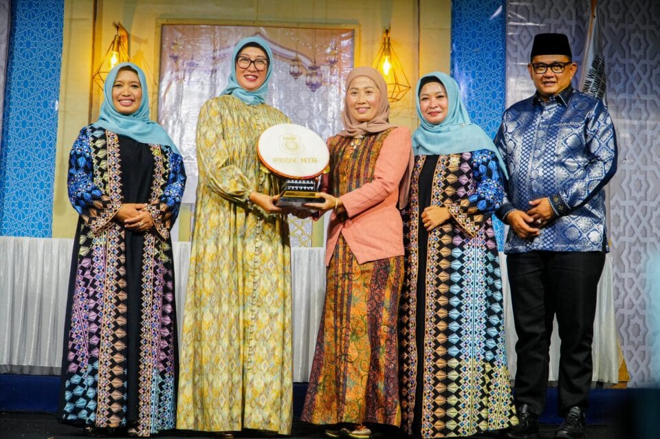 Piala Juara Umum Festival Qasidah Nusantara Jaya diserahkan langsung oleh Ketua Dewan Pimpinan Wilayah (DPW) LASQI NJ Provinsi NTB, Sinta Agathia M. Iqbal, kepada Ketua Harian LASQI NJ Kota Mataram, Hj. Lale Rasminingsih Alwan Basri, pada malam puncak penutupan festival di Lapangan Tioq Tata Tunaq, KLU, Sabtu (15/11/2025).
