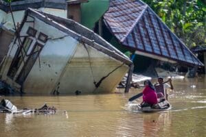 Warga terdampak banjir mengambil barang miliknya menggunakan perahu di Desa Kuala Cangkoy, Aceh Utara, Aceh, Senin (8/12/2025). Berdasarkan data sementara Komando Posko Tanggap Darurat Bencana Hidrometeorologi Aceh pada Senin (8/12), sebanyak 1.926.119 jiwa terdampak dan 848.870 jiwa di antaranya mengungsi akibat bencana hidrometeorologi di Provinsi Aceh. (ANTARA FOTO/Bayu Pratama S)