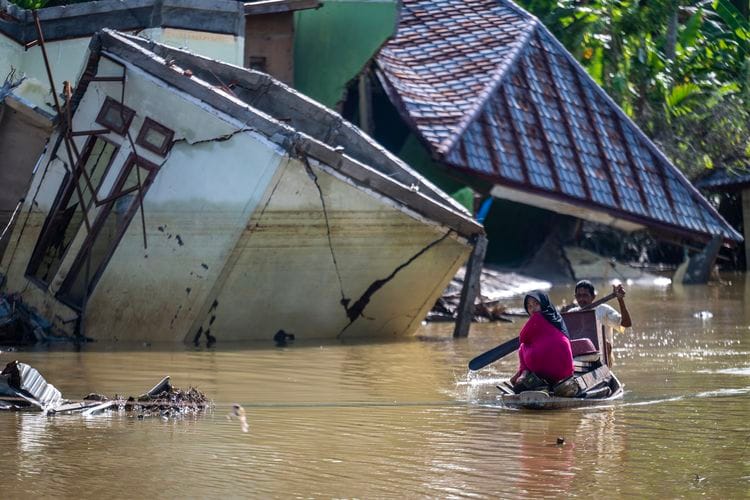 Warga terdampak banjir mengambil barang miliknya menggunakan perahu di Desa Kuala Cangkoy, Aceh Utara, Aceh, Senin (8/12/2025). Berdasarkan data sementara Komando Posko Tanggap Darurat Bencana Hidrometeorologi Aceh pada Senin (8/12), sebanyak 1.926.119 jiwa terdampak dan 848.870 jiwa di antaranya mengungsi akibat bencana hidrometeorologi di Provinsi Aceh. (ANTARA FOTO/Bayu Pratama S)