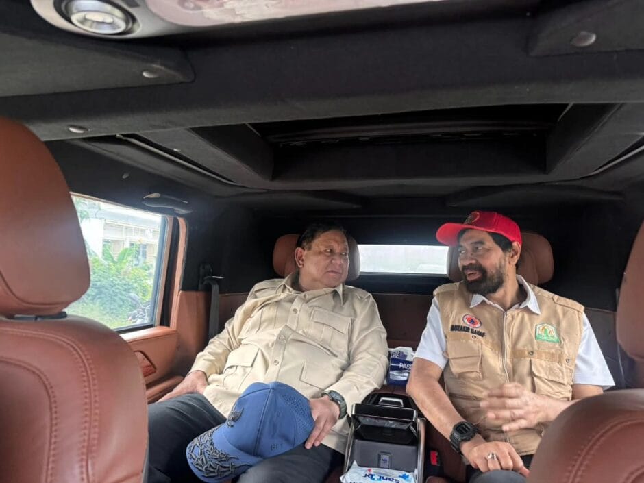 Membersamai Presiden Prabowo saat melakukan kunjungan ke lokasi bencana banjir Aceh (Dok. BPMI Setpres)