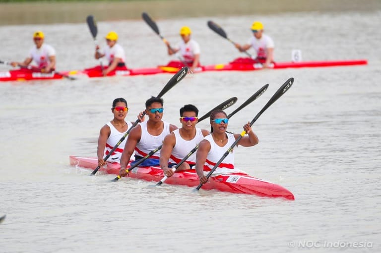 Tim Canoe Indonesia sukses meraih medali emas pada nomor Mixed Kayak Four 500 m di SEA Games Thailand 2025. Tim yang diperkuat oleh Stevani Maysche Ibo, Indra Hidayat, Ramla Baharuddin, dan Subhi mencatatkan waktu 1:37.916 pada pertandingan yang berlangsung di Royal Thai Navy Canoe and Rowing Training Centre, Chonburi, Rabu(10/12).(foto: NOC Indonesia/Tetuko Mediantoro)