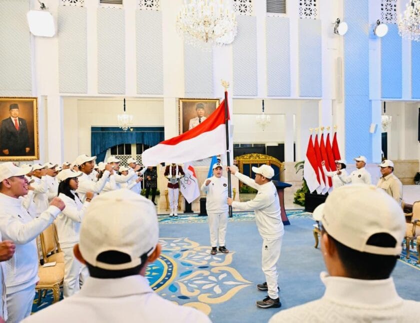 Presiden Prabowo Subianto secara resmi memberangkatkan kontingen Indonesia yang akan bertanding pada SEA Games Ke-33 Tahun 2025 di Thailand pada 9-20 Desember mendatang. Acara pelepasan oleh Presiden di Istana Negara, Jakarta, Jumat (05/12/2025) (BPMI Setpres)