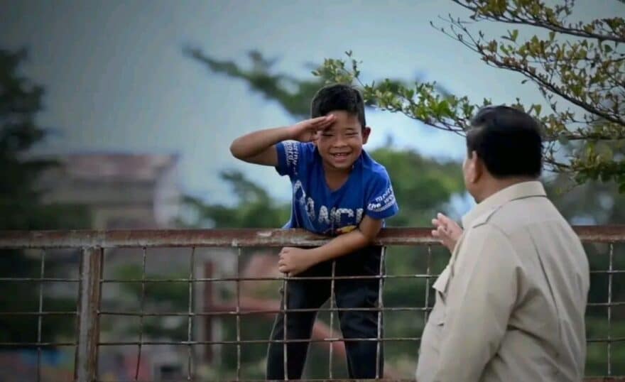 Seorang anak korban bencana Sumatra memberikan hormat kepada Presiden Prabowo saat kunjungan ke lokasi bencana (Foto Dok. BPMI SETPRES)