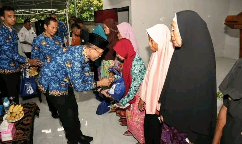 Bupati Lotim serahkan bantuan sembako (Prokopim Lotim)