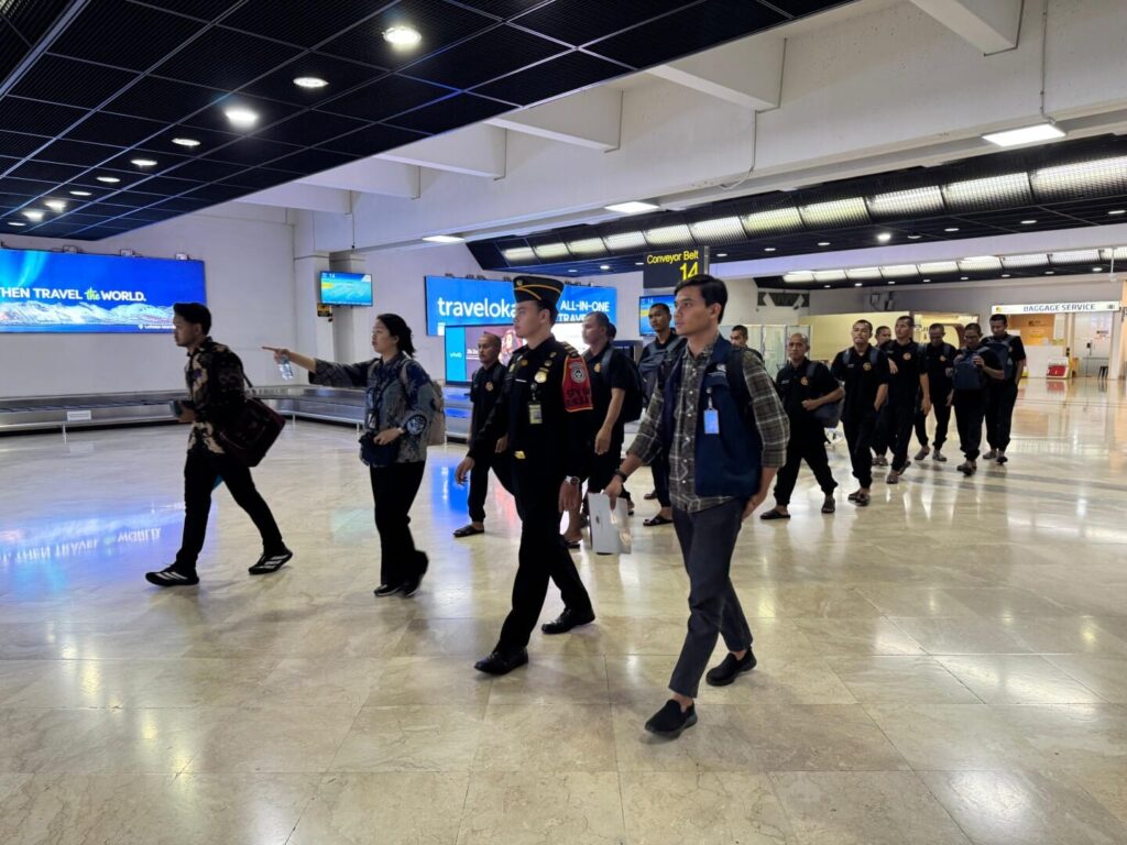 Para WNI/ABK tiba di Bandara Internasional Soekarno-Hatta, Tangerang, Banten, pada Selasa, 16 Desember 2025, sekitar pukul 21.41 WIB, dengan pendampingan dari KRI Songkhla (Kemlu)