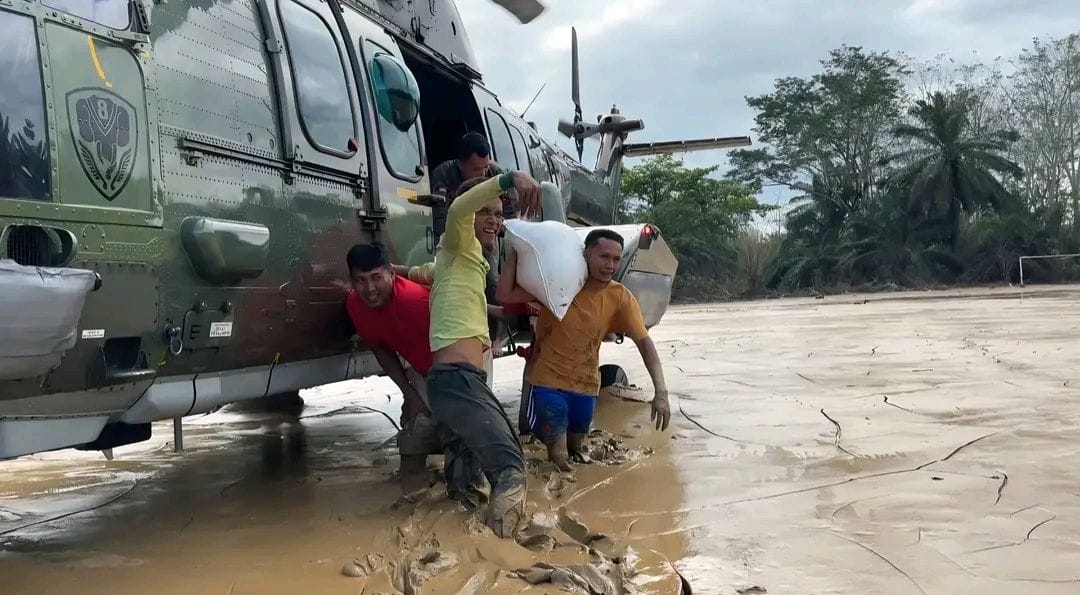 Helicopter Caracal mendarat dimedan berlumpur (istimewa)
