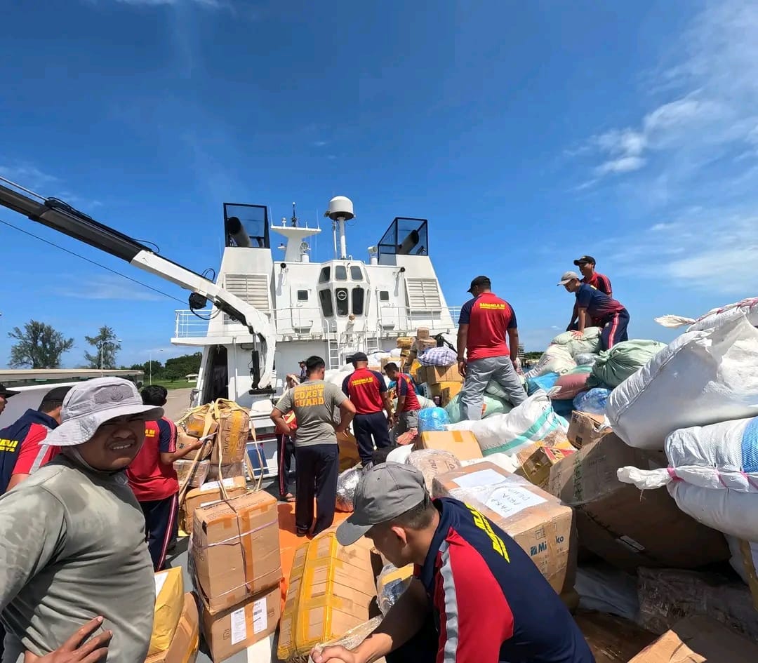 Strengthening the national disaster response, Bakamla RI’s KN. Pulau Dana-323 has successfully docked at Lhokseumawe Port, Aceh, carrying 92.2 tons of essential aid for communities devastated by floods and landslides. (getnews/Bakamla)