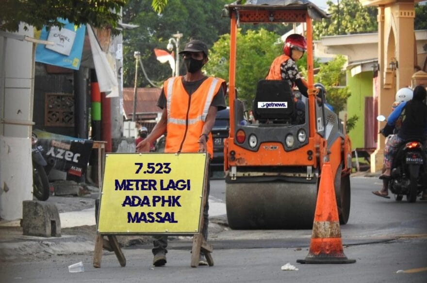 Ilustrasi. Pekerja dari PU sedang memperbaiki jalan diseputaran jalan Energi Ampenan (GETNEWS)