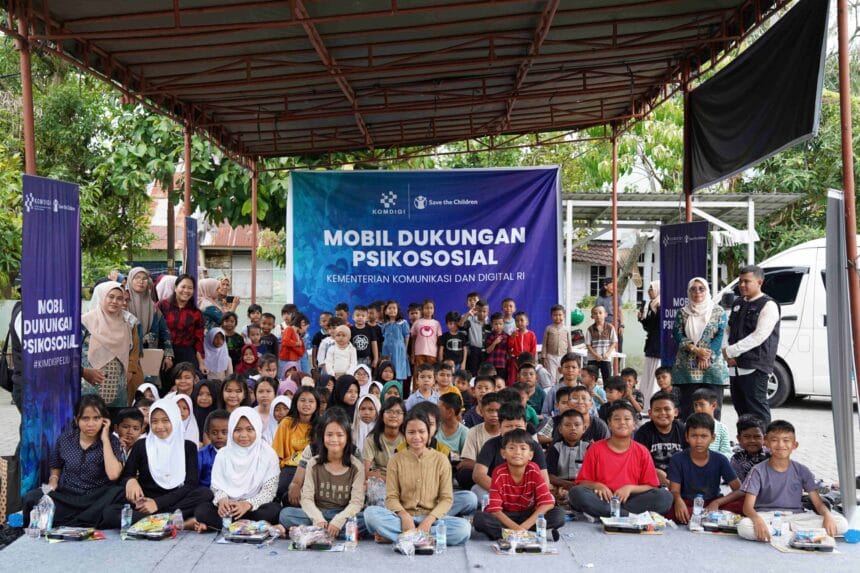 Siswa-siswi SD Kartika I-3 bersama orangtua dan guru usai mengikuti Mobil Dukungan Psikososial Komdigi yang digagas Kementerian Komdigi bersama Save the Children di Deli Serdang, Sumut, Senin (15/12/2025). (Foto: Djanes Nafi/Indonesia.go.id/DIt KPM Kemkomdigi)