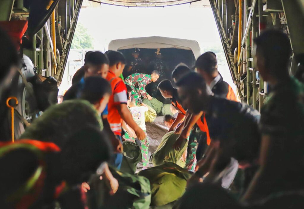 TNI AU Kirim 18,9 Ton Bantuan ke Sumatra: Dua Hercules Salurkan Pangan, Obat, dan Filter Air untuk Korban Bencana