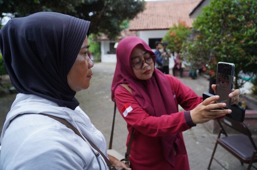 Petugas PKH (Program Keluarga Harapan) mendaftarkan warga saat mengikuti sosialisasi digitalisasi Perlindungan Sosial ( Perlinsos) di Desa Kemiren, Banyuwangi, Jawa Timur, Kamis (18/9/2025). (Foto: InfoPublik/Amiri Yandi)
