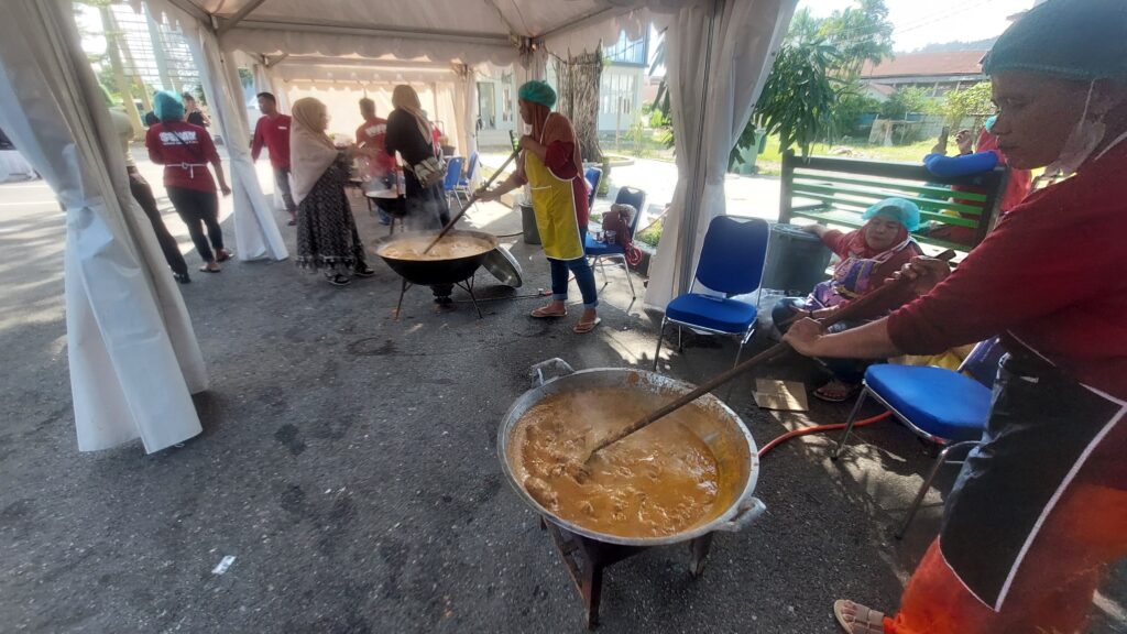 Rendang Simbol Harapan! Dinas Pariwisata Padang Masak 200 Kg Rendang Massal untuk 1.343 Korban Banjir