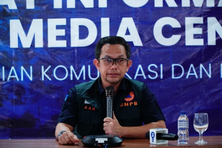 Kepala Pusat Data, Informasi dan Komunikasi Kebencanaan (Pusdatin) BNPB, Abdul Muhari, menyampaikan data terbaru penanganan banjir dan longsor yang melanda tiga provinsi, Aceh, Sumatra Utara, dan Sumatra Barat dalam konferensi pers di Pusat Informasi dan Media Center Penanggulangan Bencana Kemkomdigi, Banda Aceh, Senin (8/12/2025). (Foto Hendra Gunawan/Dit. KPM Kemkomdigi)
