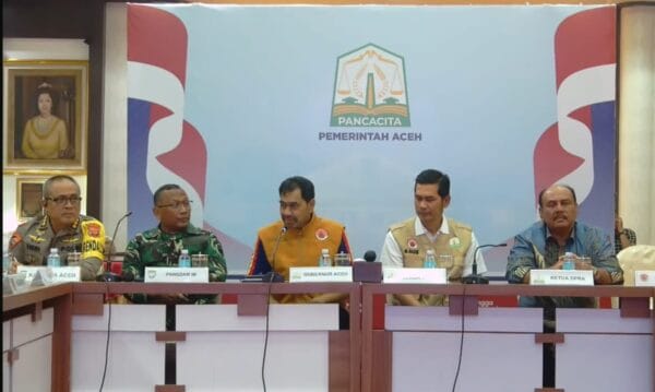 Gubernur Aceh Muzakir Manaf (Mualem) secara resmi memperpanjang masa tanggap darurat bencana hidrometeorologi di Aceh selama 14 hari ke depan, terhitung mulai 12 hingga 25 Desember 2025. Keputusan itu diambil dalam rapat koordinasi lintas sektor yang digelar di Pendopo Gubernur Aceh, Rabu (10/12/2025). (Foto Wandi/InfoPublik)