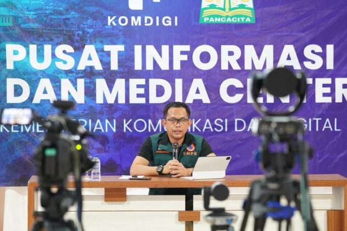 Kepala Pusat Data, Informasi, dan Komunikasi Kebencanaan Badan Nasional Penanggulangan Bencana (BNPB), Abdul Muhari saat konferensi pers Update Penanganan Bencana Hidrometeorologi Aceh di Pusat Informasi dan Media Center di Banda Aceh, Minggu (14/12/2025). Pemerintah dikatakannya akan terus menggela operasi pencarian dan pertolongan (search and rescue/SAR) korban bencana hidrometeorologi di Aceh, Sumatera Utara, dan Sumatra Barat terus dilanjutkan secara terukur dan terkoordinasi. Foto: Amiri Yandi/InfoPublik