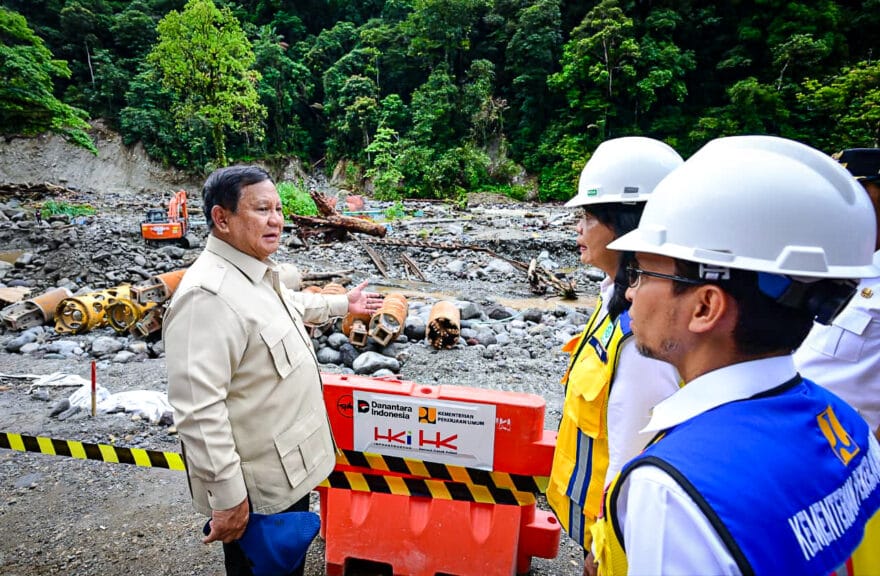 Presiden Prabowo memantau langsung pengerjaan perbaikan jalan lembah Anai (BPMI SETPRES)