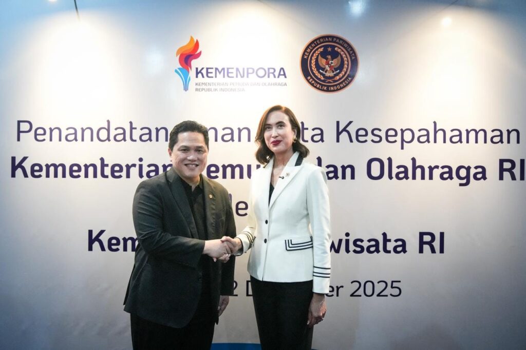 Menteri Pemuda dan Olahraga Republik Indonesia (Menpora RI) Erick Thohir menandatangani nota kesepahaman (MoU) dengan Menteri Pariwisata (Menpar) Widiyanti Putri Wardhana guna memperkuat sinergi pelaksanaan program di bidang kepemudaan, keolahragaan, dan pariwisata. Penandatanganan berlangsung di Wisma Kemenpora, Jakarta, Senin (22/12/2025)./Foto Humas Kemenpora