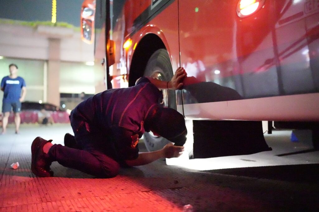 Direktorat Jenderal Perhubungan Darat Kementerian Perhubungan (Kemenhub) melaksanakan inspeksi keselamatan (rampcheck) terhadap bus yang akan digunakan dalam program mudik gratis Angkutan Natal 2025 dan Tahun Baru 2026. Pemeriksaan dilakukan di Terminal Terpadu Pulogebang, Jakarta, Senin (22/12/2025),/Foto Humas Kemenhub
