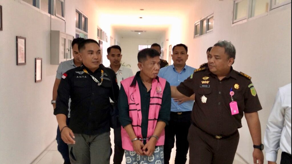 ​Tersangka MA diserahkan ke Kejari Mataram untuk dilakukan penahanan selama 20 hari di Lapas Kelas II A Kuripan untuk menjalani persidangan (getnews/kejari mataram)