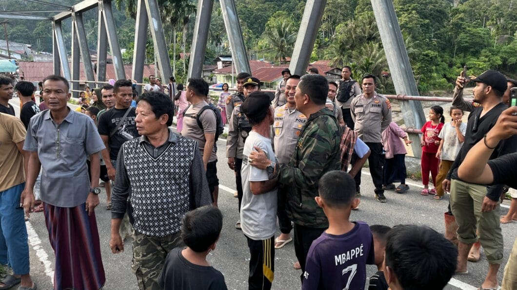 Bupati Gayo Lues beserta rombongan tembus Kecamatan Pining yang terisolasi. (Foto: istimewa)