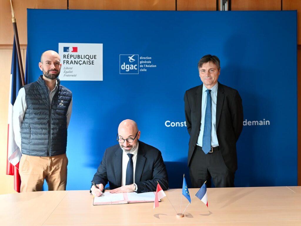 Direktorat Jenderal Perhubungan Udara (Ditjen Hubud) Kementerian Perhubungan memperkuat kerja sama internasional di sektor penerbangan sipil melalui penandatanganan Annex V Kerja Sama Teknis Penerbangan Sipil dengan Direction Générale de l’Aviation Civile (DGAC) Prancis. Langkah ini menjadi bagian dari upaya peningkatan keselamatan, keamanan, dan daya saing penerbangan nasional. (Foto Humas Kemenhub)