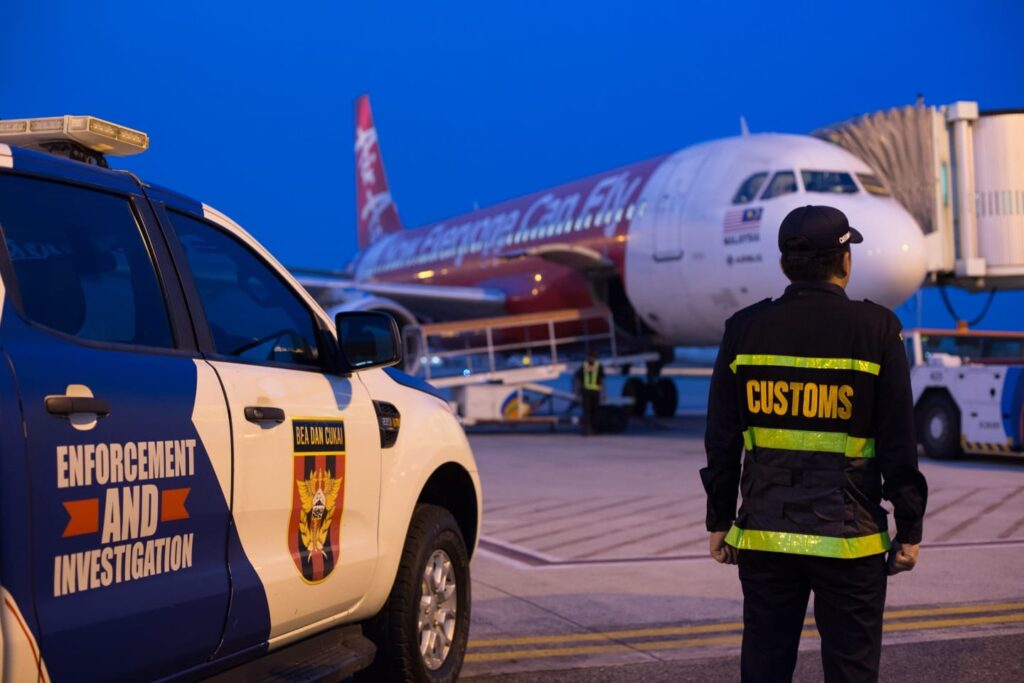 Petugas Bea Cukai tengah mengawasi proses bongkar muat barang penumpang pesawat di Bandara. (Foto: Dokumen Bea Cukai) (getnews+)