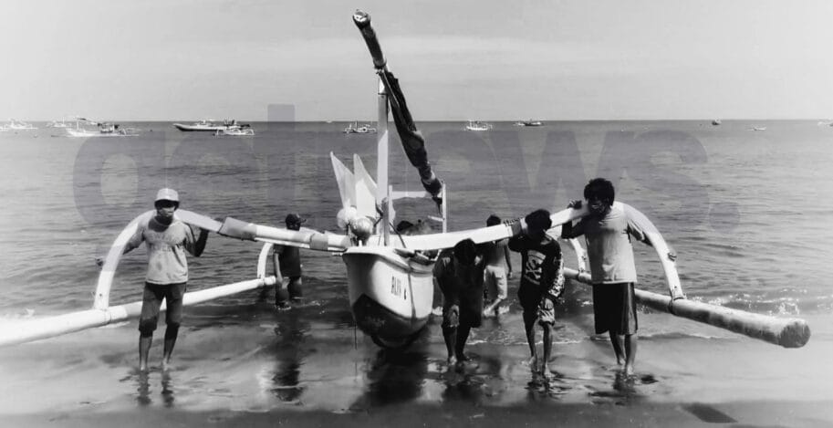 Nelayan sedang menarik perahu di Pantai Kampung Bugis Ampenan (getnews)