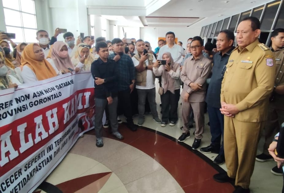 Gubernur Gorontalo Gusnar Ismail saat bertemu dengan perwakilan Guru Non database dilingkup Pemerintah Provinsi Gorontalo.