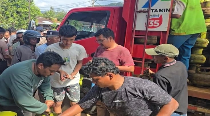 Warga di Kecamatan Pandan menerima LPG 3 Kg secara langsung yang dilakukan oleh Pertamina sebagai langkah percepatan, sekaligus merespons banyaknya permintaan warga di lokasi yang terdampak akses transportasi.