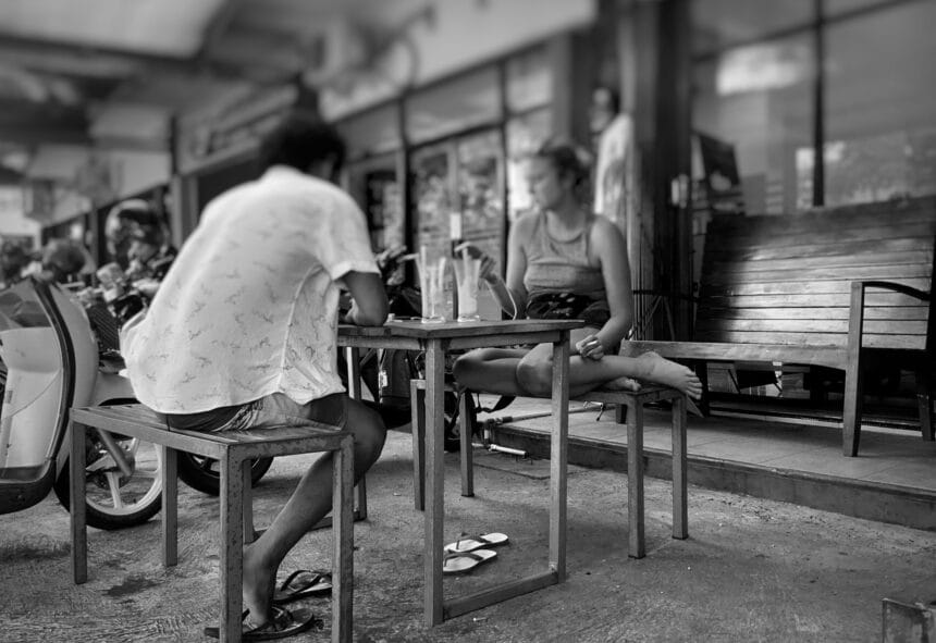 Ilustrasi/ dua bule lagi asyik nongkrong di warung kopi di Mataram (Emha/getnews)