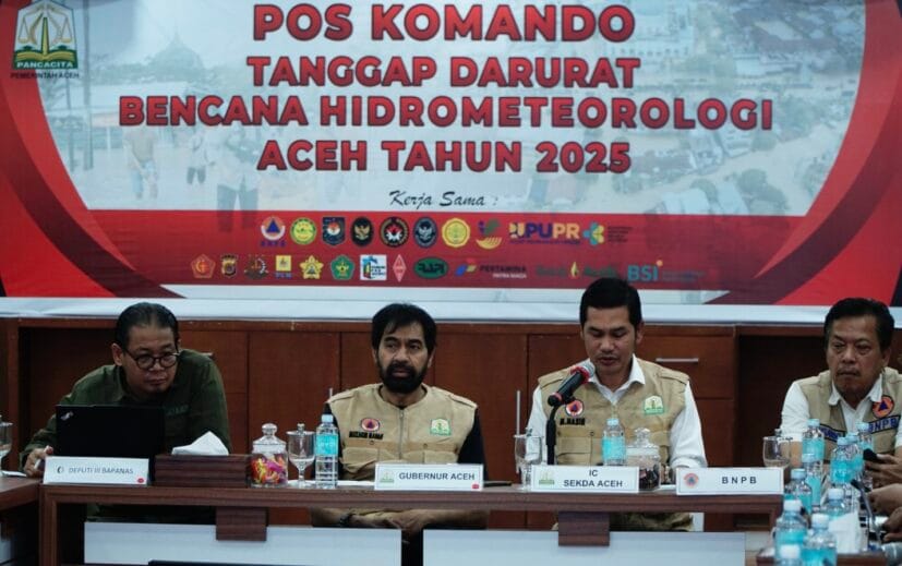 Sekretaris Daerah Aceh, M. Nasir, saat rapat evaluasi di Pos Komando Tanggap Darurat Bencana Hidrometeorologi kembali menyampaikan perkembangan penanganan bencana yang hingga memasuki hari ke-8 Jumat (5/12/2025). (Foto Hendra Gunawan/Dit KPM Kemkomdigi)