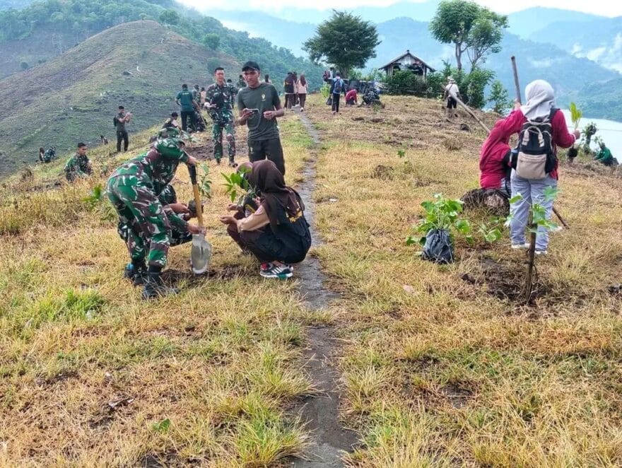 Kodim 1607/Sumbawa Hijaukan Kawasan Hutan Lindung Bendungan Beringin Sila