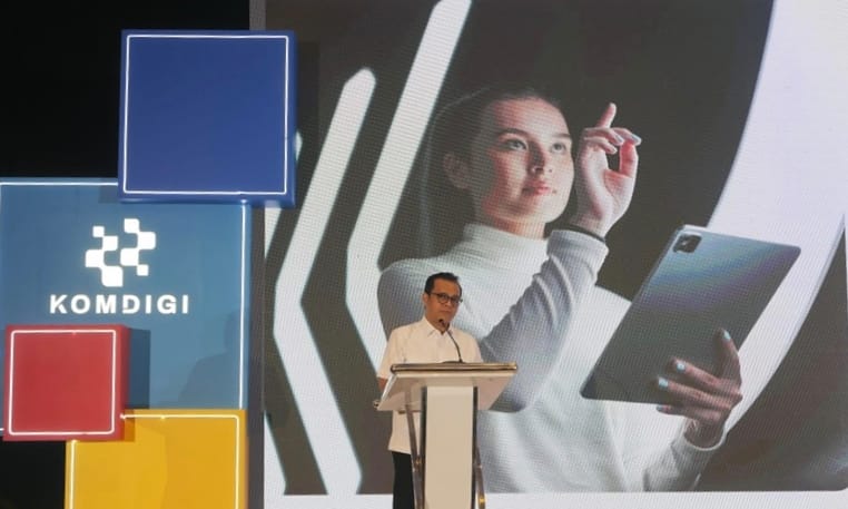 Wamenkomdigi Nezar Patria dalam AI Talent Day & Graduation 2025 (foto: Bismo Agung/KPM Kemkomdigi)