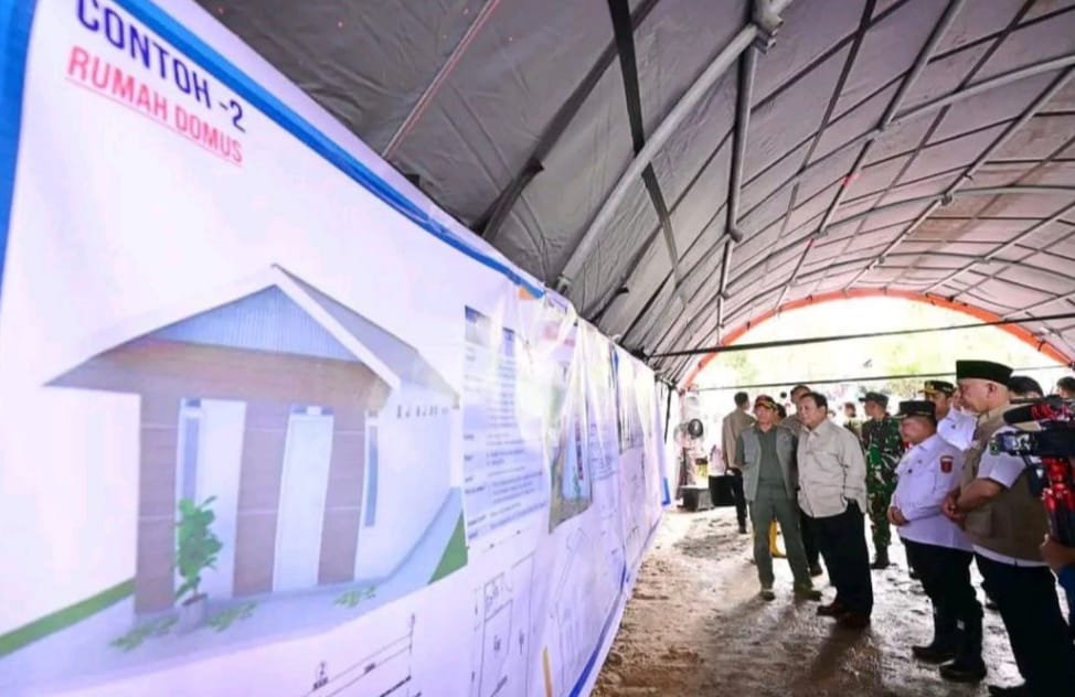 Presiden Prabowo Subianto mengunjungi lokasi terdampak bencana di Posko Pengungsi yang berlokasi di SD Negeri 05 Kayu Pasak Palembayan, Kabupaten Agam, Provinsi Sumatra Barat, pada Kamis, 18 Desember 2025. (Foto: BPMI Setpres)