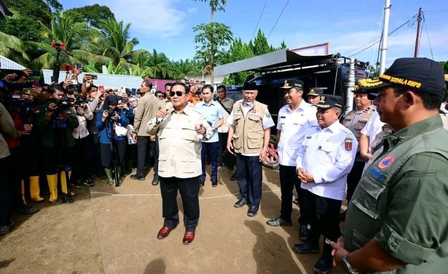 Presiden Prabowo Subianto mengunjungi lokasi terdampak bencana di Posko Pengungsi yang berlokasi di SD Negeri 05 Kayu Pasak Palembayan, Kabupaten Agam, Provinsi Sumatra Barat, pada Kamis, 18 Desember 2025. (Foto: BPMI Setpres) Read more: https://setkab.go.id/presiden-prabowo-tinjau-huntara-bencana-agam/
