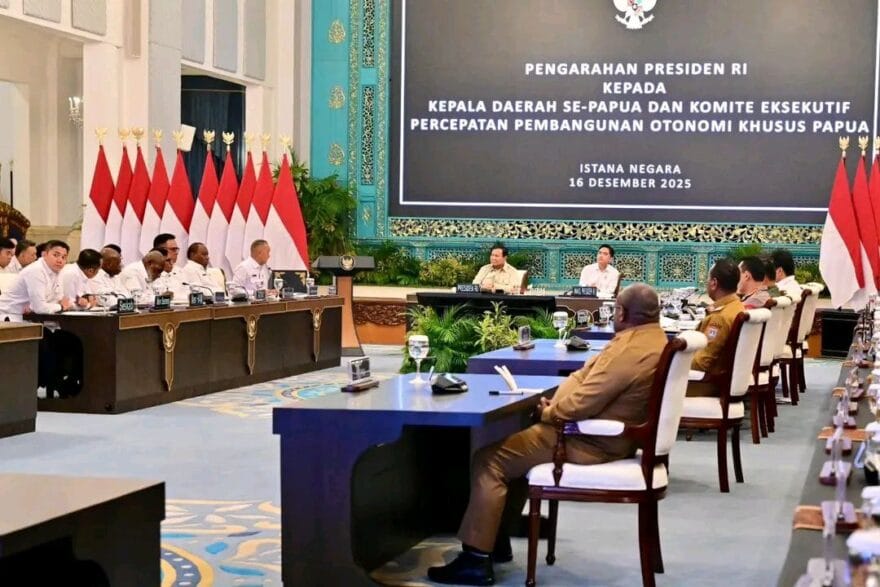 Presiden Prabowo memberikan pengarahan kepada semua kepala daerah se-Papua dan komite eksekutif percepatan pembangunan otonomi khusus Papua (BPMI Setpres)