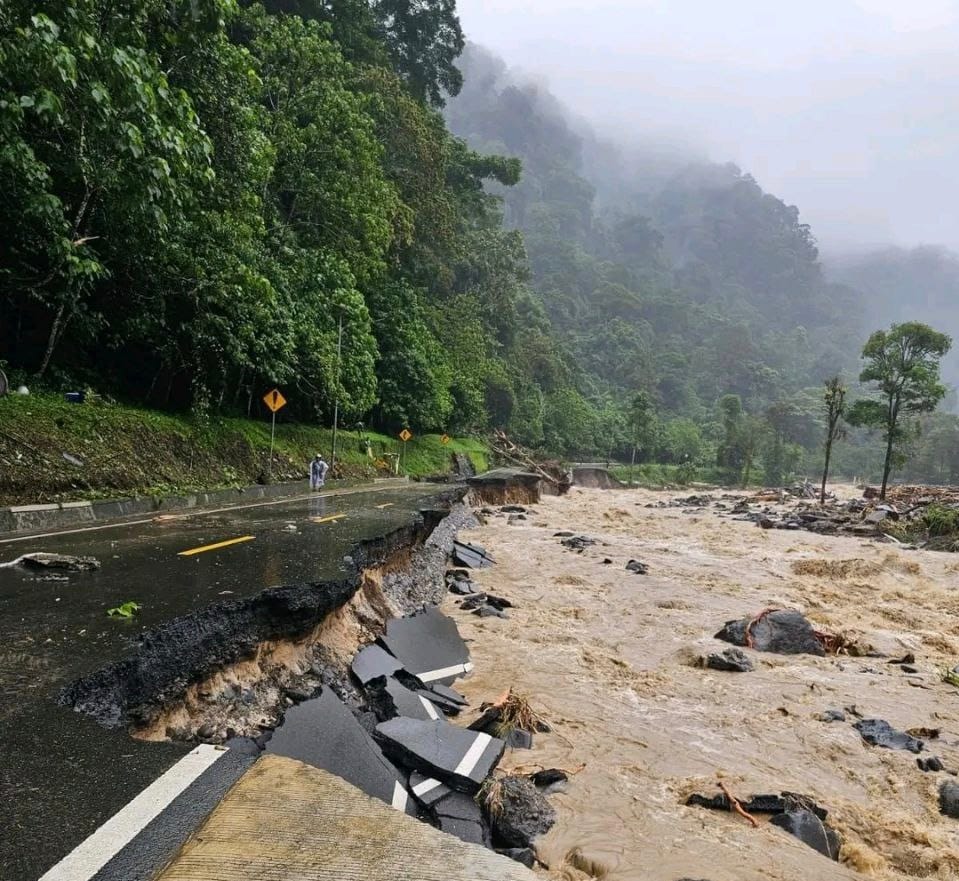 Kondisi jalan Lembah Anai saat terjadi Longsor (BPMI Setpres)