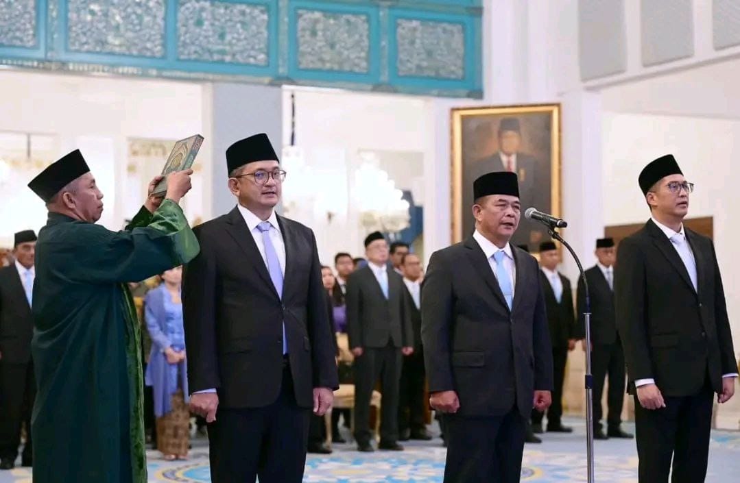 Presiden Prabowo Subianto secara resmi melantik enam Duta Besar Luar Biasa dan Berkuasa Penuh (LBBP) Republik Indonesia untuk negara sahabat di Istana Negara, Jakarta, Jumat (19/12/2025)