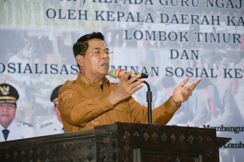 Bupati Lombok Timur H. Haerul Warisin, memberikan apresiasi kepada para guru ngaji dan marbot masjid (takmir) atas dedikasi luar biasa mereka dalam membangun moralitas dan spiritualitas masyarakat di Kabupaten Lombok Timur. Hal itu disampaikannya pada acara pemberian jasa tenaga pelayanan umum (Insentif) kepada guru ngaji dan marbot, pada Senin (22/12). (Getnews/Humas lotim)