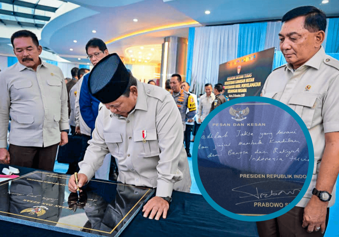 Presiden Prabowo Subianto menuliskan pesan khusus tentang integritas dan keberanian penegak hukum dalam sebuah prasasti di Gedung Utama Kompleks Kejaksaan Agung Republik Indonesia, Jakarta, pada Rabu, 24 Desember 2025. (Foto: BPMI Setpres) Read more: https://setkab.go.id/pesan-prasasti-prabowo-untuk-jaksa/