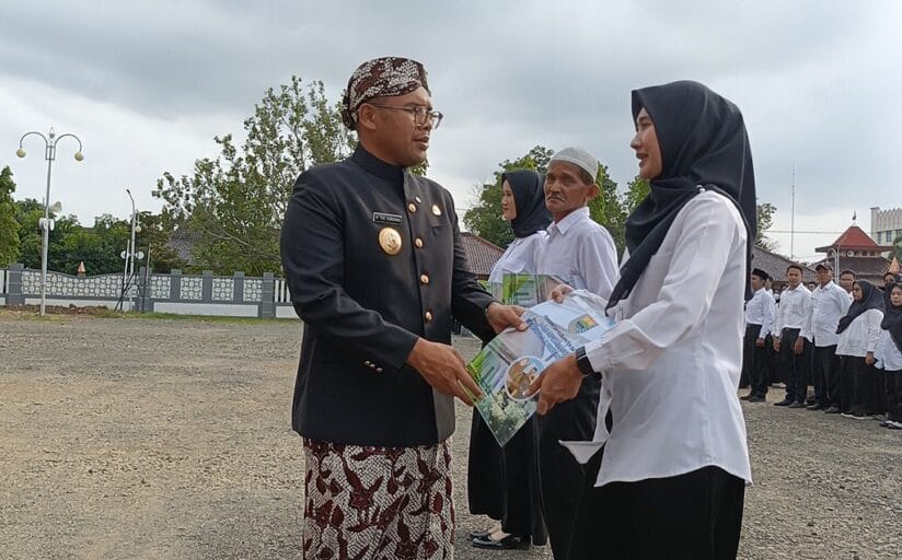 Bupati Batang M. Faiz Kurniawan (kiri), menyerahkan SK P3K Paruh Waktu di halaman GOR Indoor Abirawa, Kabupaten Batang.