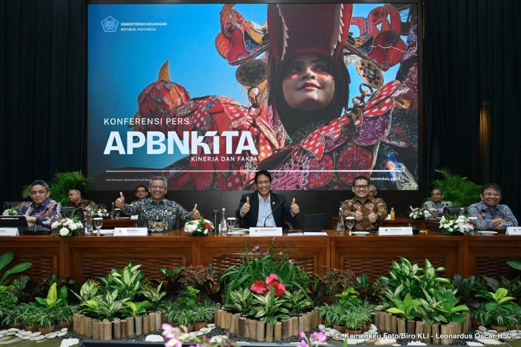 Menteri Keuangan (Menkeu) Purbaya Yudhi Sadewa mengatakan bahwa pertumbuhan ekonomi nasional tetap terjaga kuat dan berkesinambungan. Hal tersebut disampaikan Menkeu saat konferensi pers APBN KiTA yang diselenggarakan di Jakarta pada Kamis (18/12).