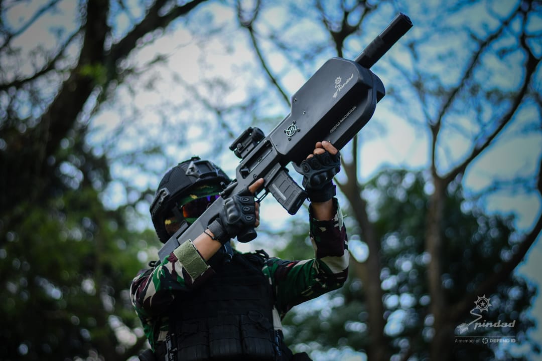 senjata perontok drone (anti-drone) tercanggih yang diklaim sebagai satu-satunya di dunia. (Dok. Foto PINDAD/getnews)