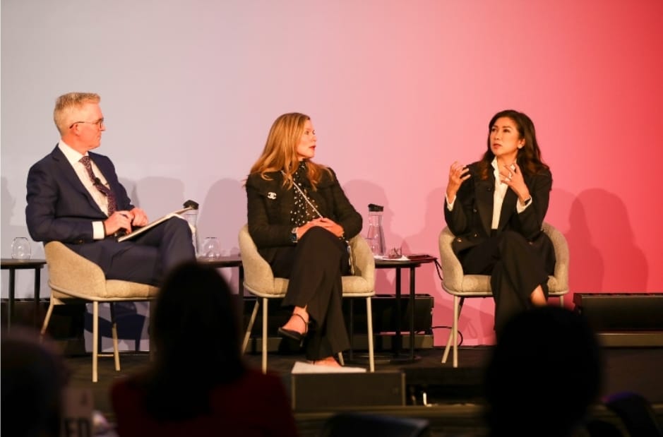 Direktur Jenderal Komunikasi Publik dan Media (KPM) Kementerian Komunikasi dan Digital (Komdigi), Fifi Aleyda Yahya (kanan), saat mewakili Menteri Komdigi dalam forum internasional The Sydney Dialogue 2025 yang digelar di Sydney, Australia. Turut hadir e-Safety Commissioner Julie Inmant Grant (tengah). Sementara diskusi dipandu oleh David Speers (kiri) dari the ABC .