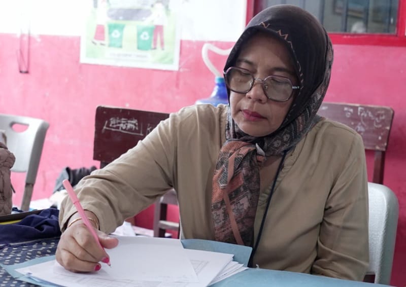 Welli Nofiza, PIC Pos Pengungsian SDN 02 Cipak Tangah, Kecamatan Pau, Kota Padang (foto: Noel KPM/Kemkomdigi)