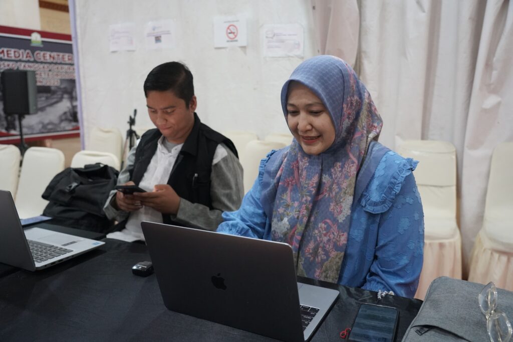 Dua ASN PPPK Diskominsa Aceh sedang memanfaatkan jaringan Internet di Media Center Kementerian Komunikasi dan Digital (KemKomdigi) dengan Pemerintah Aceh. (Foto: Irfan IGID/Infopublik) GETNEWS