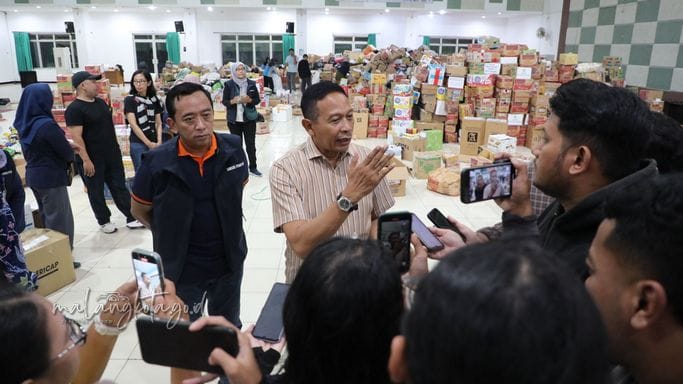 Wali Kota Malang, Wahyu Hidayat, secara simbolis memberangkatkan bantuan kemanusiaan untuk warga terdampak bencana di Aceh, Sumatra Utara, dan Sumatra Barat, bertempat di halaman Gedung Kartini, Minggu (7/12/2025)/ MC Malang.
