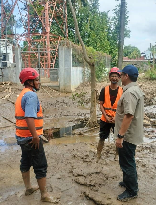 Wakil Menteri Komunikasi dan Digital (Wamenkomdigi) Nezar Patria saat turun meninjau pemulihan telekomunikasi di Pidie hingga Bireuen, Aceh, Kamis (4/12/2025). (Foto: Dokumentasi Wamemkomdigi)