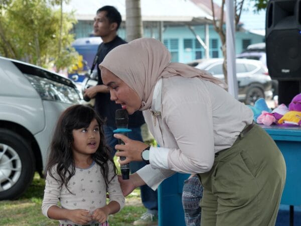 Terapi Dongeng vs Gadget: Kemkomdigi Gunakan Storytelling untuk Redakan Trauma Anak Korban Banjir Sumbar